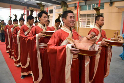 Workers dressed in traditional costumes perform brewing rituals during a ceremony at a rice wine brewery in Shaoxing, East China's Zhejiang province on Nov 7, 2012. [Photo/Xinhua]