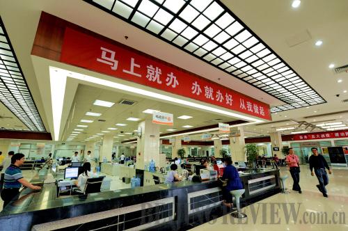 HIGHER EFFICIENCY: More than 30 government departments provide one-stop services at an administrative service center in Jinjiang City, southeast China's Fujian Province, on October 29 (ZHANG GUOJUN)