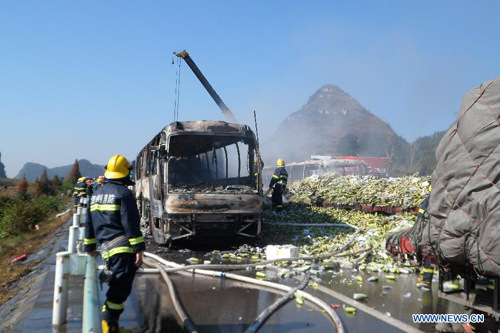 Photo taken on Nov. 17, 2012 shows a traffic accident site on the Shanghai-Kunming expressway in Anshun City, southwest China's Guizhou Province. The pileup accident occurred at about 9 a.m. Saturday on the Hukun (Shanghai - Kunming) expressway in Anshun 