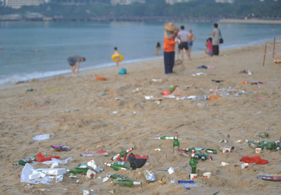 Tourists litter a sandy beach at Dadonghai Resort in Sanya, Hainan province, during the National Day holiday. [Photo by Meng Zhongde / for China Daily]