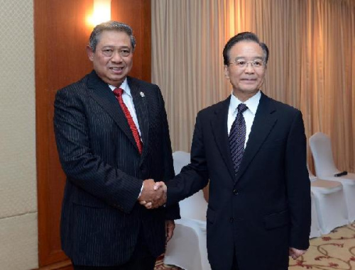 Chinese Prime Minister Wen Jiabao (R) meets with Indonesian President Susilo Bambang Yudhoyono in Phnom Penh, capital of Cambodia, Nov. 18, 2012. (Xinhua/Zhang Duo)