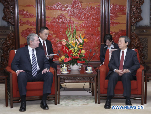 Ma Kai (R), Chinese state councilor and secretary-general of the State Council, meets with Gene Dodaro (L), Comptroller General for the U.S. Government Accountability Office, in Beijing, capital of China, Nov. 18, 2012. (Xinhua/Pang Xinglei)