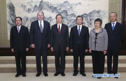 Ma Kai (3rd L), Chinese state councilor and secretary-general of the State Council, and Gene Dodaro (2nd L), Comptroller General for the U.S. Government Accountability Office, pose for photo before meeting in Beijing, capital of China, Nov. 18, 2012. (Xinhua/Pang Xinglei)