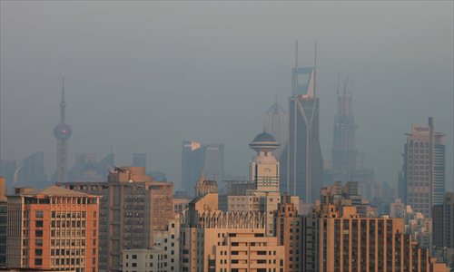 A haze settles over Shanghai Sunday. The city's air pollution is expected to remain at moderate levels Monday. Photo: Cai Xianmin/GT 