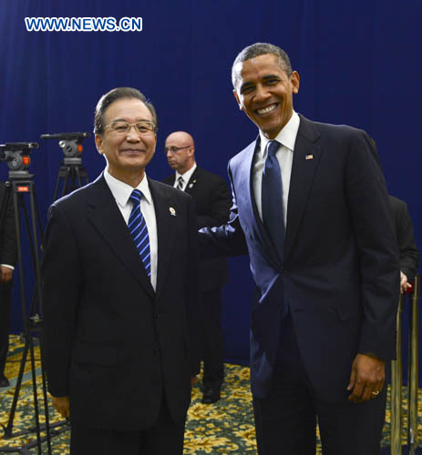 Chinese Premier Wen Jiabao (L) meets with U.S. President Barack Obama (R) before they attend the East Asia Summit in Phnom Penh, capital of Cambodia, Nov. 20, 2012. (Xinhua/Ma Zhancheng)