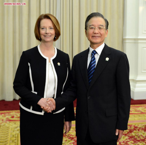 Chinese Premier Wen Jiabao (R) meets with Australian Prime Minister Julia Gillard in Phnom Penh, capital of Cambodia, Nov. 20, 2012. (Xinhua/Zhang Duo)