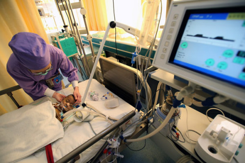 Wan Jinqiang's son is checked after an inter-blood-type liver transplant operation at the General Hospital of Armed Police Forces in Beijing on Nov 12, 2012.[Photo/Xinhua]