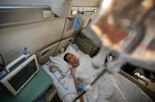 Wan Jinqiang receives follow-up treatment after an inter-blood-type liver transplant operation at the General Hospital of Armed Police Forces in Beijing on Nov 12, 2012.[Photo/Xinhua]