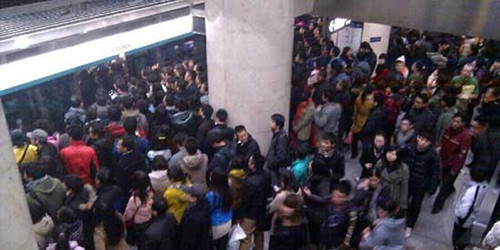 The No. 4 subway line, which runs through Beijing from south to north, resumed operation after a two-hour delay in the rush hours on Friday due to signal problems, subway sources said. 