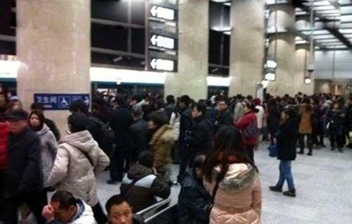 The No. 4 subway line, which runs through Beijing from south to north, resumed operation after a two-hour delay in the rush hours on Friday due to signal problems, subway sources said. 