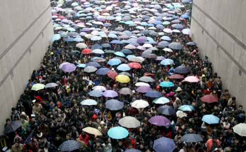 People line up outside a national civil service exam site at Huazhong University of Science and Technology in Wuhan, capital of Hubei province, on Sunday. [Photo/China Daily]