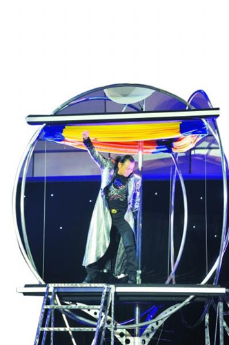 A magic show entitled Crossing the Yangtze River, a Magic Night at Yellow Crane Tower has been staged along the Yangtze River in central Chinas Hubei province. 