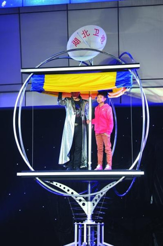 A magic show entitled Crossing the Yangtze River, a Magic Night at Yellow Crane Tower has been staged along the Yangtze River in central Chinas Hubei province. 