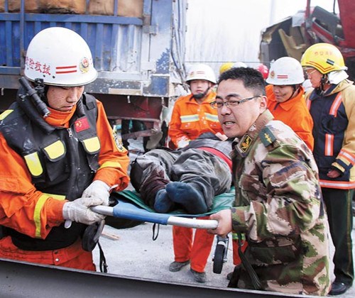 Rescuers rush the injured to emergency care following a highway crash in Taian, Shandong province, on Monday. Heavy fog made driving conditions treacherous and a number of accidents claimed seven lives. [Li Jinhua / China News Service]