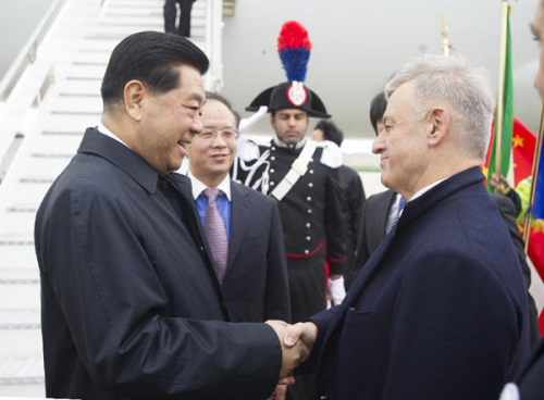 Jia Qinglin (L), chairman of the Chinese People's Political Consultative Conference (CPPCC) National Committee, is greeted by Italian Environment Minister Corrado Clini upon his arrival in Rome, capital of Italy, Nov. 27, 2012. (Xinhua/Li Xueren)