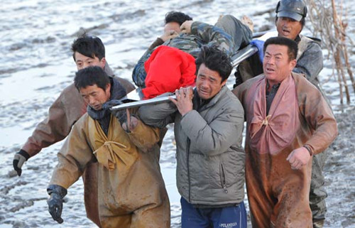 Rescuers carry the body of a victim after a fishing vessel sank in heavy seas 2 nautical miles off Dalian, Northeast China's Liaoning province, on Wednesday. [Photo/China Daily] 