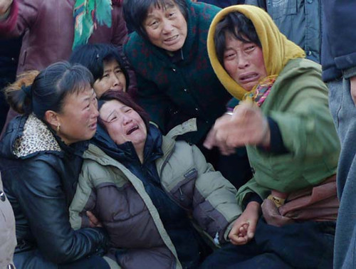 Anguish overwhelms relatives of crew members of a fi shing boat that sank off the northeastern coast on Wednesday. The accident claimed 11 lives and five others are missing, maritime authorities said.[Photo/China Daily] 