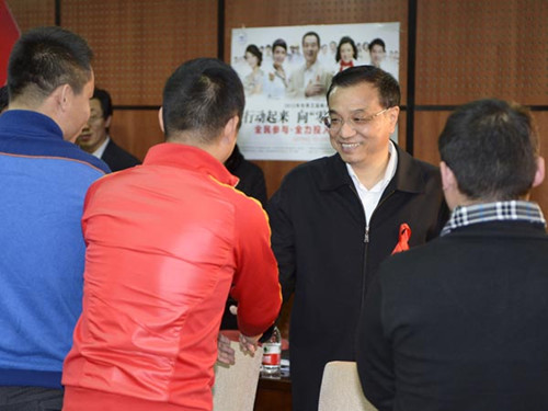 Vice-Premier Li Keqiang meets representatives of NGOs that are helping to combat HIV/AIDS in Beijing on Monday. Some of the representatives are HIV-positive. [Liao Pan/China News Service]