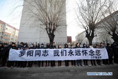 Working staff of Shenyang aircraft design and research institute wait to bid farewell to Luo Yang, the head of production for China's new J-15 fighter jet, who died of a heart attack on Nov. 25, in Shenyang, capital of northeast China's Liaoning Province, Nov. 29, 2012. (Xinhua Photo)