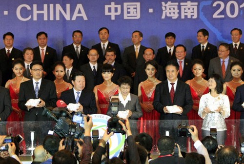 Uyunqimg (middle), vice-chairwoman of the Standing Committee of the National People's Congress, Sun Jiazheng (second from left), vice-chairman of the National Committee of the Chinese People's Political Consultative Conference, and Luo Baoming (second from right), Party chief of Hainan province, attend the opening ceremony of the Eighth Forum on Pan-Pearl River Delta Regional Cooperation and Development in Haikou on Thursday. [China Daily]