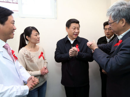 Xi Jinping, general secretary of the Communist Party of China (CPC) Central Committee, talks with volunteers while visiting a community clinic on eve of the World Aids Day in Beijing, capital of China, Nov. 30, 2012. (Xinhua/Lan Hongguang) 