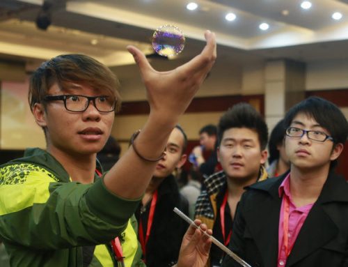 A display of wizardry comes from exhibitor Guo Xunjie at an exhibition in Changping, Beijing, on the sidelines of the China Beijing International Magic Carnival, on Nov 30, 2012. [Feng Yongbin / China Daily] 