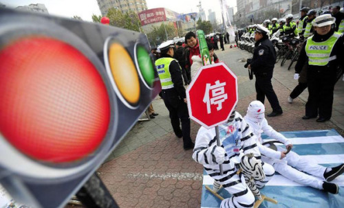 Volunteers perform to introduce the danger of drunk driving during an event to mark the country's first national day for road safety in Jinan, capital of East China's Shandong province, Dec 2, 2012. [Photo/Xinhua]