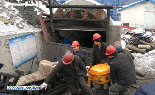 Rescuers send relief supplies to the underground after a coal mine was flooded at 11:40 p.m. in Qitaihe city, northeast China's Heilongjiang Province, Dec. 2, 2012. The accident happened here on Sunday, with a total of 16 miners were trapped underground .(Xinhua/Qin Cunguang)