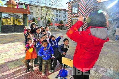 Children were taking photoes in the Chozin Family Welfare House in Lhasa, capital city of southwest Chinas Tibet Autonomous Region.[Photo/China Tibet Online]