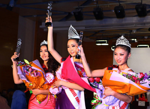 Zeng Zheng, center, who took the crown, poses on stage with runners-up Fang Xingtong and Cheng Lin at the 2012 China-US Super Model Contest China Final in Beijing on Dec 2, 2012. [Photo/Xinhua] 