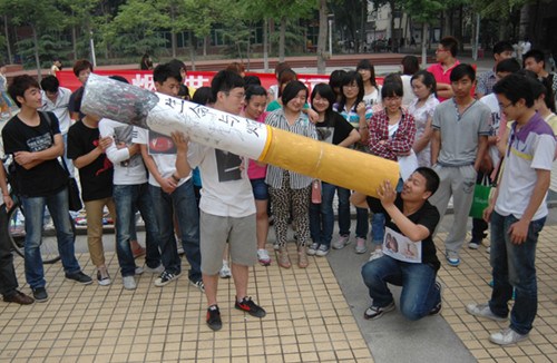 Students demonstrate against smoking at Liaocheng University in Shandong province in late May. They urged smokers to give up the habit and called for a smoke-free campus. [Photo by Zhang Zhenxiang / for China Daily]