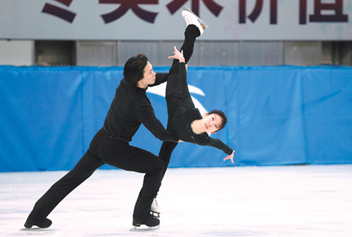 Pang Qing (right) and Tong Jian train on Nov 28 in Beijing. The pair will compete at the ISU Grand Prix Finals from Thursday to Sunday in Sochi, Russia. This, at least, will enable us to experience the Olympic venue, as the 2014 Winter Olympics will be held in Sochi, Tong said. [Photo by CUI MENG / CHINA DAILY]