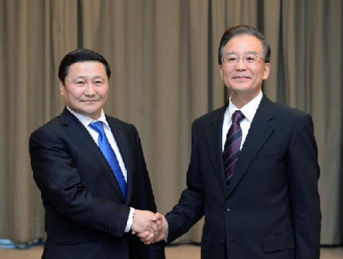 Chinese Premier Wen Jiabao (R) shakes hands with Mongolia's Prime Minister Norov Altankhuyag during their meeting in Bishkek, Kyrgyzstan, Dec. 5, 2012. Wen attended the 11th prime ministers' meeting of the Shanghai Cooperation Organization (SCO) and delivered a speech here on Wednesday. (Xinhua/Xie Huanchi)