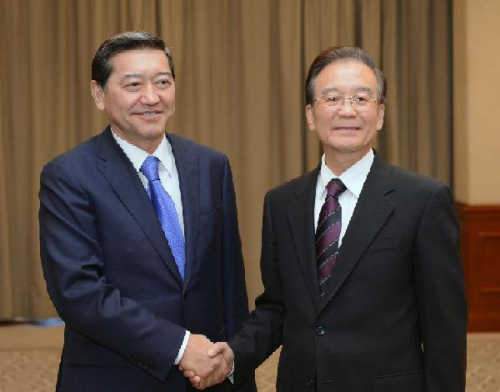 Chinese Premier Wen Jiabao (R) shakes hands with Kazakh Prime Minister Serik Akhmetov during their meeting in Bishkek, Kyrgyzstan, Dec. 5, 2012. Wen attended the 11th prime ministers' meeting of the Shanghai Cooperation Organization (SCO) and delivered a speech here on Wednesday. (Xinhua/Xie Huanchi)