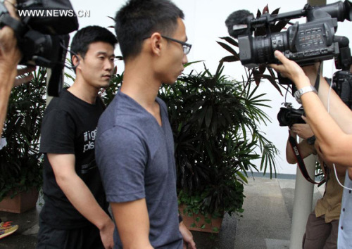 A Chinese bus driver He Junling (L) leaves Subordinate Court building in Singapore, Dec. 6, 2012. Four Chinese bus drivers charged with instigating illegal strike were released on bail in Singapore on Thursday. (Xinhua/Hu Juanxin)