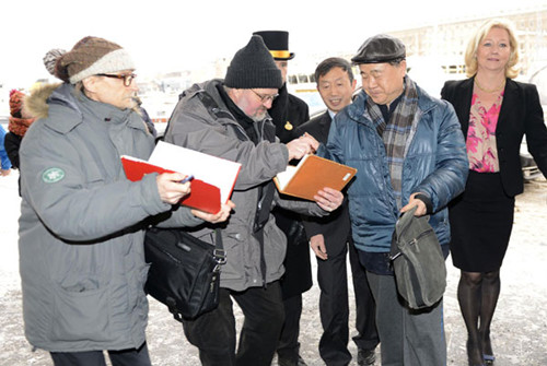 Mo Yan (2nd R), the winner of the 2012 Nobel Prize for Literature, gives autographs to his local readers in Stockholm on Thursday. [Photo/Xinhua] 