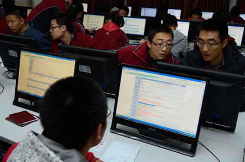 Students at No 6 Middle School in Hohhot, capital of the Inner Mongolia autonomous region, apply for the national college entrance exam. The application period for the exam in Inner Mongolia ends on Dec 12. [Photo by Liu Wenhua / China News Service]