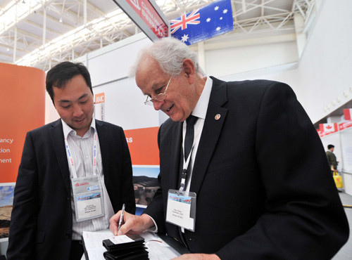 MINING DEVELOPMENT: An Australian businessman speaks with a Chinese mining consultant on November 5 during the China Mining Conference and Exhibition 2012 held in Tianjin (YUE YUEWEI)