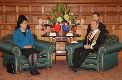 Visiting Chinese State Councillor Liu Yandong (L) meets with Auckland Mayor Len Brown in Auckland, New Zealand, Dec. 9, 2012. Liu arrived in Auckland on Sunday for three-day official visit to New Zealand with an aim to further cooperation in science and innovation as well as education. (Xinhua/Huang Xingwei)