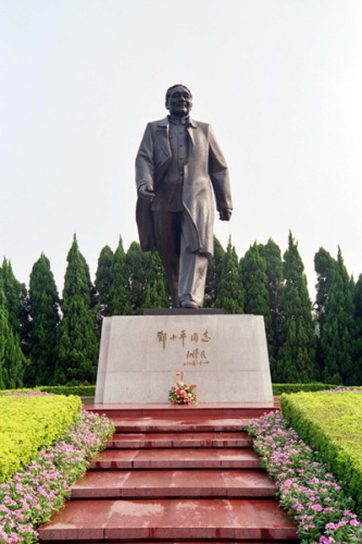 The statue of Deng Xiaoping on Lianhua Hill in Shenzhen. [Photo by LIU NIANHAI / FOR CHINA DAILY]