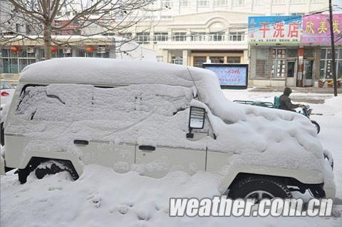 As extreme weather continues to batter the eastern part of Inner Mongolia, snowfall in some areas has broken records held for 50 years, blocking roads and expressways and putting the livelihoods of local herdsmen on the line.