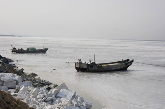 The sea off Laizhou Bay in East China's Shandong province is seen frozen in this picture taken December 10, 2012. [Photo/chinadaily.com.cn]