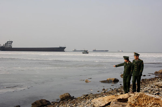 Frontier soldiers patrol the icy sea off Laizhou Bay in East China's Shandong province December 10, 2012. [Photo/chinadaily.com.cn]