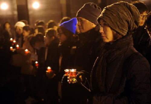 People light the candles during a memorial event marking the 75th anniversary of the Nanjing massacre at the Memorial Hall of the Victims of the Nanjing Massacre by Japanese Invaders in Nanjing, capital of east China's Jiangsu Province, Dec. 12, 2012. Local citizens and representatives from other countries and regions attended the activity on the eve of the 75th anniversary of the Nanjing Massacre. A total of 3,000 candles were lit up to commemorate 300,000 Chinese killed by Japanese invaders in Nanjing in 1937.(Xinhua/Han Yuqing)