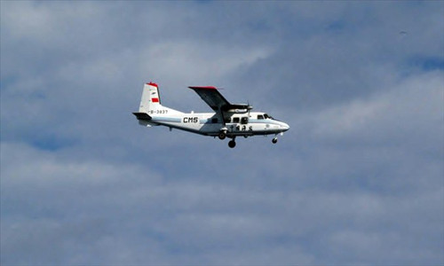 This handout picture taken by the Japan Coast Guard on Thursday shows a Chinese government plane flying near the Diaoyu Islands in the East China Sea. Japan scrambled fighter jets after the Chinese plane entered airspace over the islands at the center of a dispute between Tokyo and Beijing. Photo: AFP 