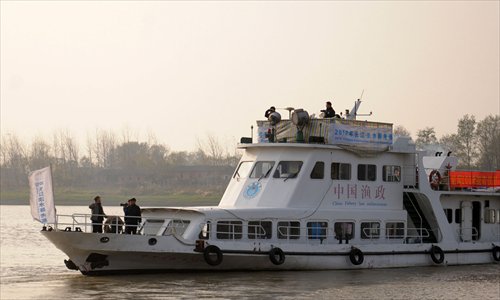 A team of researchers sponsored by the World Wildlife Fund (WWF) and the Institute of Hydrobiology, Chinese Academy of Sciences (CAS) search for Yangtze finless porpoises in Anhui Province last week. The team arrived in Shanghai Wednesday. 