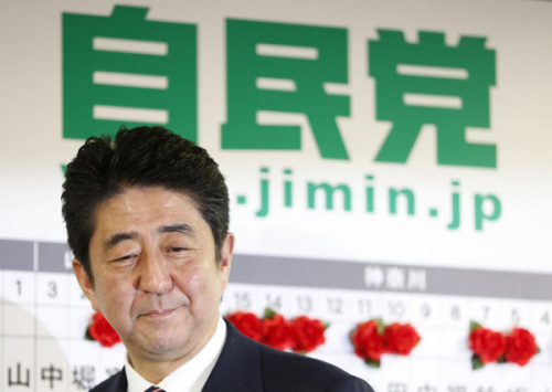 Japan's main opposition Liberal Democratic Party's (LDP) leader and former Prime Minister Shinzo Abe smiles, at the LDP headquarters in Tokyo December 16, 2012. LDP surged back to power in an election on Sunday just three years after a devastating defeat, giving Abe a chance to push his hawkish security agenda and radical economic recipe. [Photo/Agencies] 