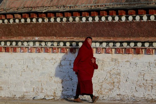 A monk at Gomang Monastery in Aba county of Aba Tibetan and Qiang autonomous prefecture of Sichuan province. Photos by Feng Yongbin / China Daily