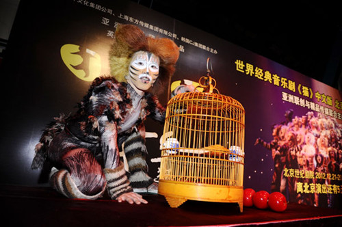 Chinese version of Cats feature abundant Beijing elements like bird cages in the stage design. Provided to China Daily