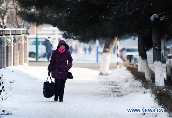 A local resident wears thick coat and hat to ward off coldness in Changchun, capital of northeast China's Jilin Province, Dec. 22, 2012. According to the provincial meteorological observatory, most parts of Jilin will suffer from a 13 to 16 degrees Celsiu